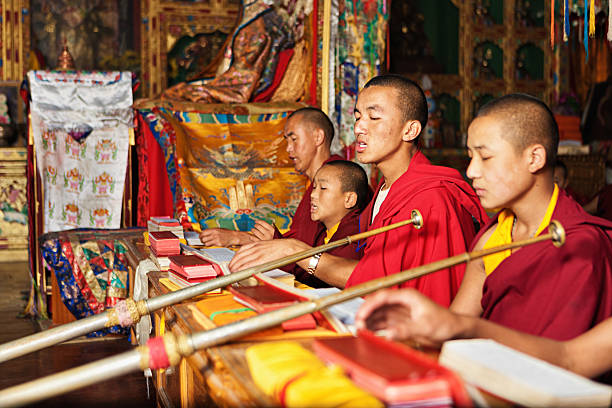 티베트인 승려들 기도하기 동안 푸자 - buddhism monk book zen like 뉴스 사진 이미지