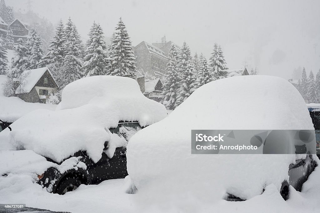 Voiture sur neige couvert - Photo de Entassé libre de droits