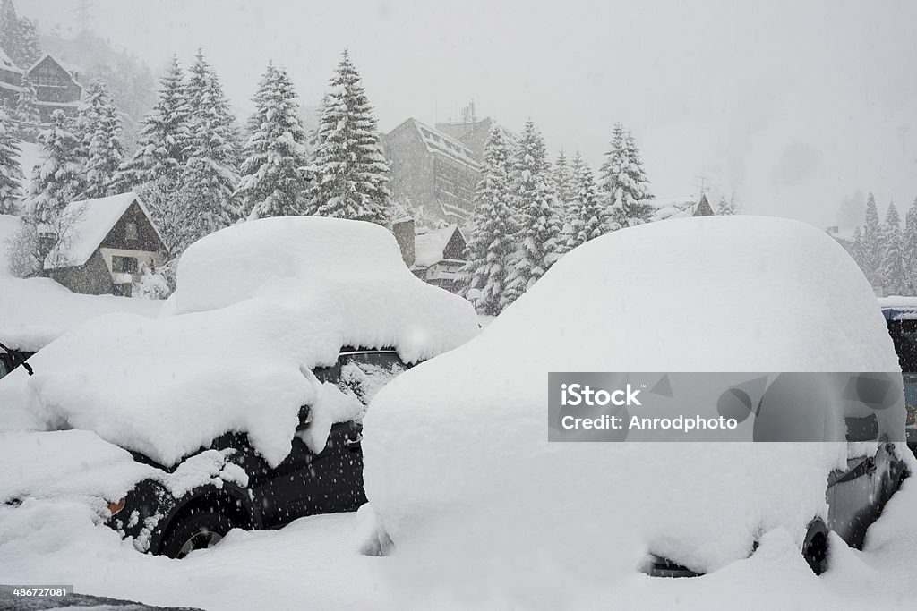 車の屋根付きの雪 - 積み上げるのロイヤリティフリーストックフォト