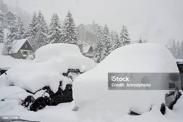 車の屋根付きの雪 - 積み上げるのストックフォトや画像を多数ご用意 - 積み上げる, 雪, 家