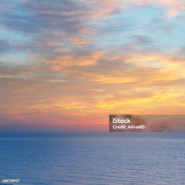 Sonnenuntergang Über Dem Meer Stockfoto und mehr Bilder von Abenddämmerung - Abenddämmerung, Abstrakt, Bedeckter Himmel