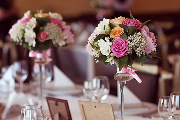 bellissimo bouquet di fiori decorazioni sul tavolo - wedding centerpiece foto e immagini stock