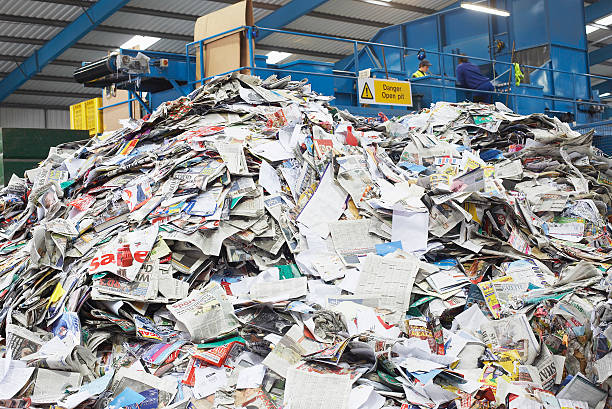 pilha de papéis reciclados - recycling paper garbage newspaper imagens e fotografias de stock