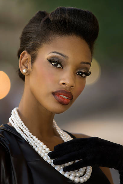 美しいアフリカ系アメリカ人モデル - ネックレス 写真 ストックフォトと画像