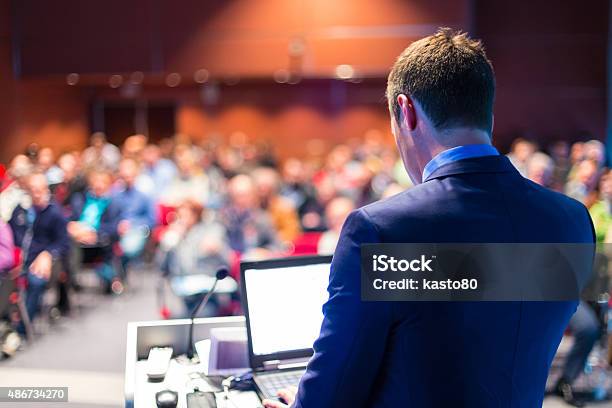 Foto de Palestrante Na Conferência De Negócios E Apresentações e mais fotos de stock de Conferência