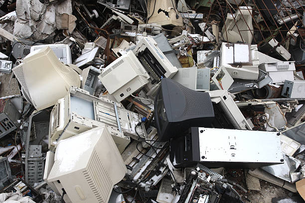 komputerów elektronicznych i office części do recyklingu - scrap metal part of metal recycling zdjęcia i obrazy z banku zdjęć