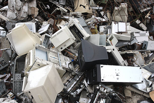 computador eletrônicos e peças de escritório para reciclagem - scrap metal part of metal recycling - fotografias e filmes do acervo