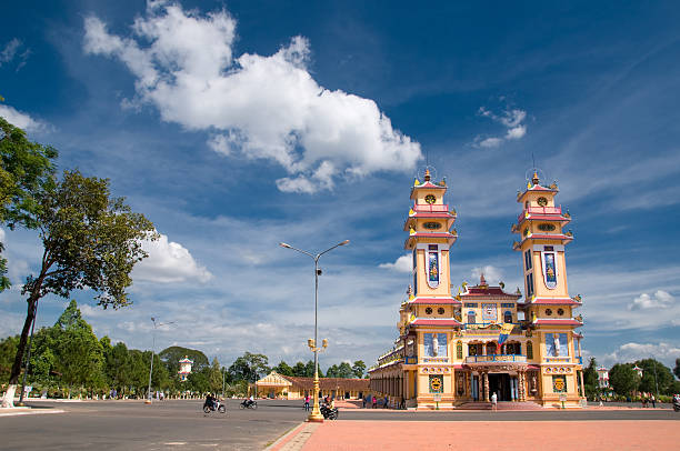 cao dai храм, тэйнинь, вблизи хошимин, вьетнам - caodaiism стоковые фото и изображения