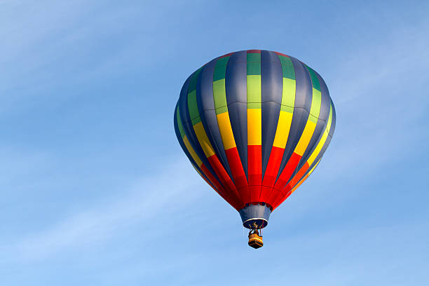 une montgolfière - hot air balloon flying heat people photos et images de collection