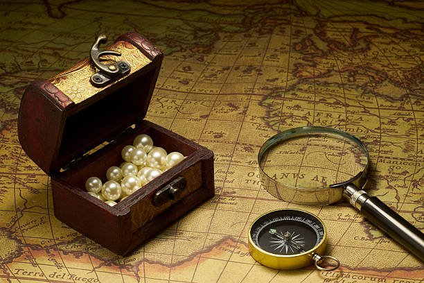 alte kompass und lupe auf vintage-karte - discovery jewelry old fashioned obsolete stock-fotos und bilder