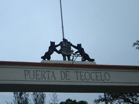 Teocelo is a small town near Jalapa, Veracruz, and it is extremely extraordinary to find a gateway to a town like the one shown in the photo and more because it is two black jaguars that hold the shield of the town, an emblem that captures the fusion of two cultures the Spanish and the Mexican.
