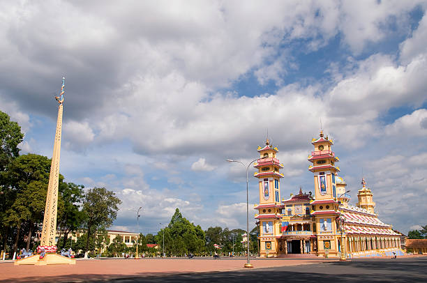 cao dai храм, тэйнинь, вблизи хошимин, вьетнам - caodaiism стоковые фото и изображения