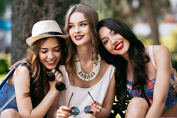 tres hermosas chicas jóvenes - women sunglasses little girls glamour fotografías e imágenes de stock