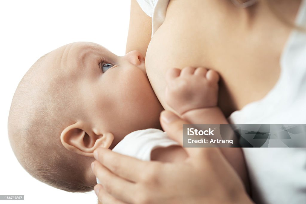 Bebé de madre feeds en las mamas - Foto de stock de Amamantar libre de derechos