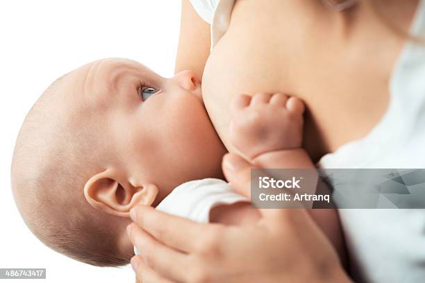 Bebé De Madre Feeds En Las Mamas Foto de stock y más banco de imágenes de Amamantar - Amamantar, Bebé, Madre
