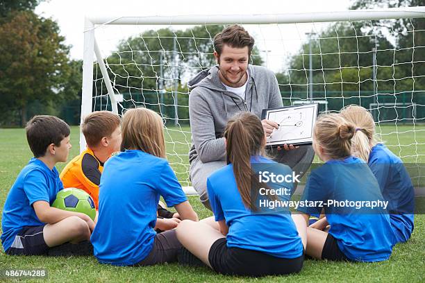 Bus Für Team Sprechen Grundschule Soccer Team Stockfoto und mehr Bilder von Trainer - Trainer, Kind, Fußball