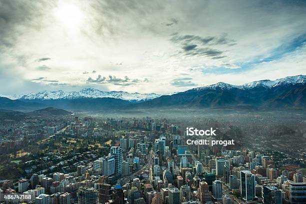 チリサンチアゴ方面から高レベルに引き上げますサンティアゴの街並み - チリ サンティアゴのストックフォトや画像を多数ご用意 - チリ サンティアゴ, チリ共和国, 山