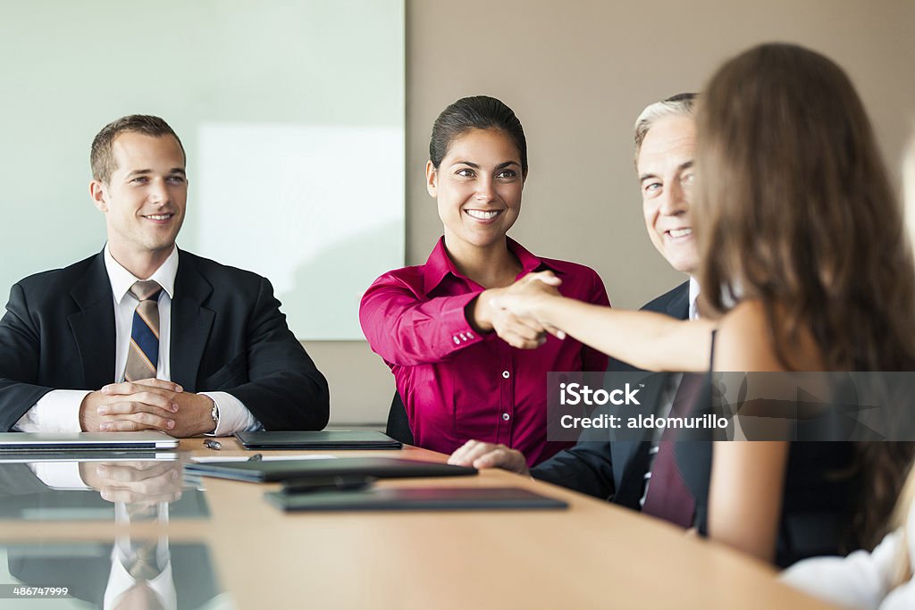 Executivos, apertando as mãos'em um escritório para reuniões - Foto de stock de 30 Anos royalty-free