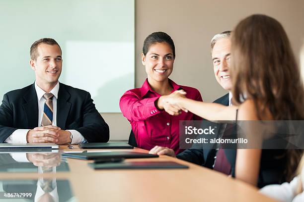 Foto de Executivos Apertando As Mãosem Um Escritório Para Reuniões e mais fotos de stock de 30 Anos