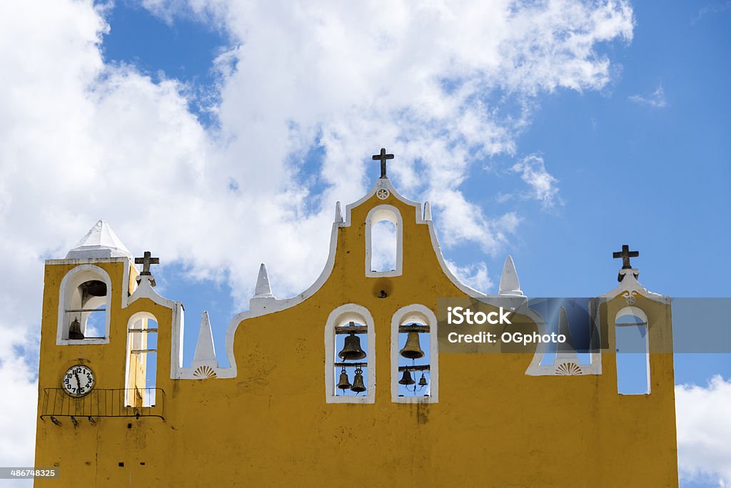 church bells sur la façade de l'Église.  -XXXL - Photo de Amérique latine libre de droits