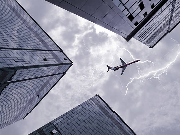 дно на самолет, летящий выше небоскрёб - private airplane flash стоковые фото и изображения