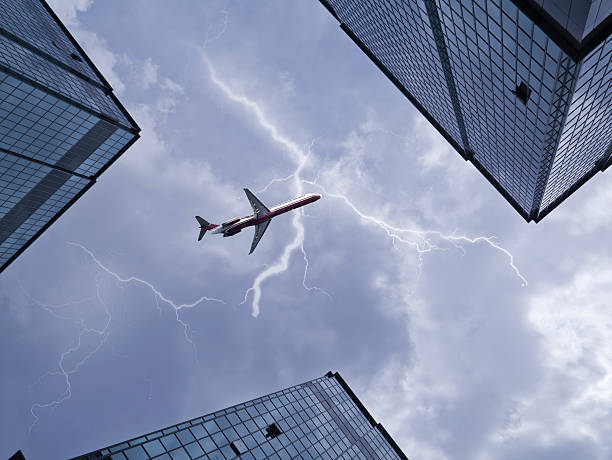 дно на самолет, летящий выше небоскрёб - private airplane flash стоковые фото и изображения