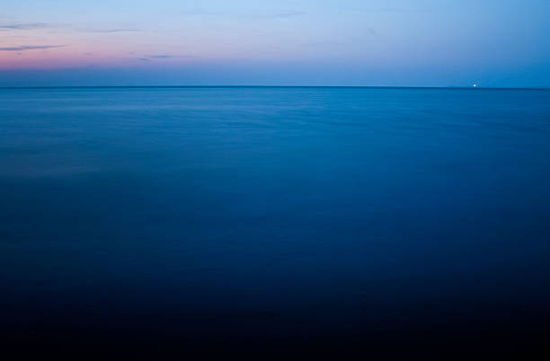 블루 아워 스카이 및 horizon 오버워터 후 일몰 - horizon over water blurred motion long exposure zeeland 뉴스 사진 이미지