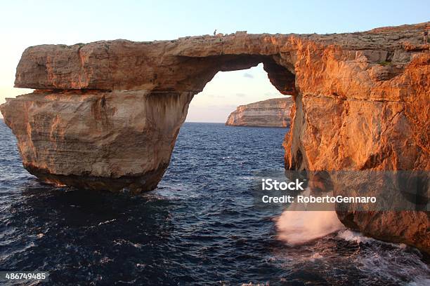 Janela Azure Arco Natural Dwejra Gozo Em Malta - Fotografias de stock e mais imagens de Baía - Baía, Dwejra, Janela Azure - Malta