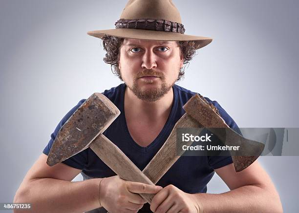 Hombre Con Herramientas Cruzado Foto de stock y más banco de imágenes de Adulto - Adulto, Afilado, Agresión