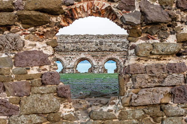 руины в крепость румелихисар feneri, турция - looking through window individuality old architecture стоковые фото и изображения