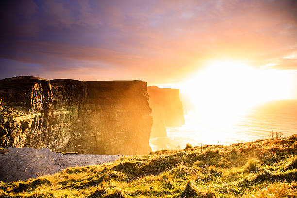 scogliere di moher al tramonto in co.  clare, irlanda, europa - cliffs of moher county clare cliff republic of ireland foto e immagini stock