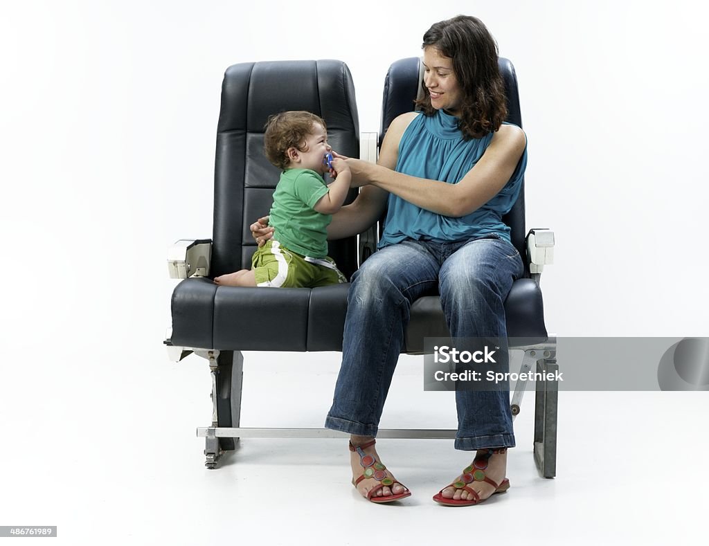 Feliz madre y su hijo en avión comercial - Foto de stock de Asiento de avión libre de derechos