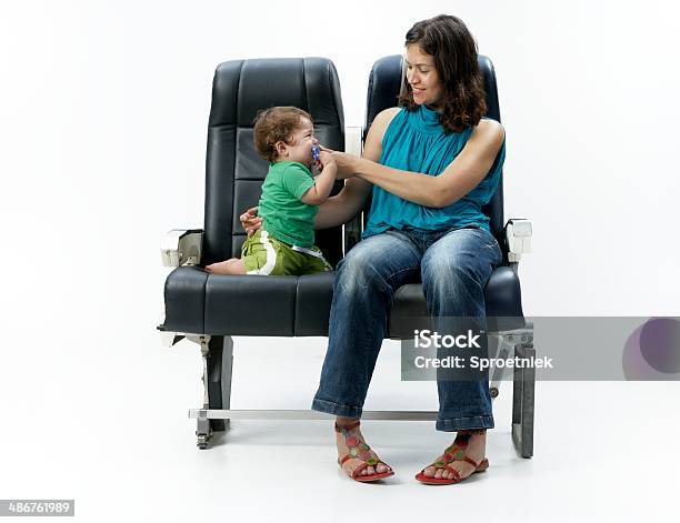 Feliz Madre Y Su Hijo En Avión Comercial Foto de stock y más banco de imágenes de Asiento de avión - Asiento de avión, Recortable, Avión