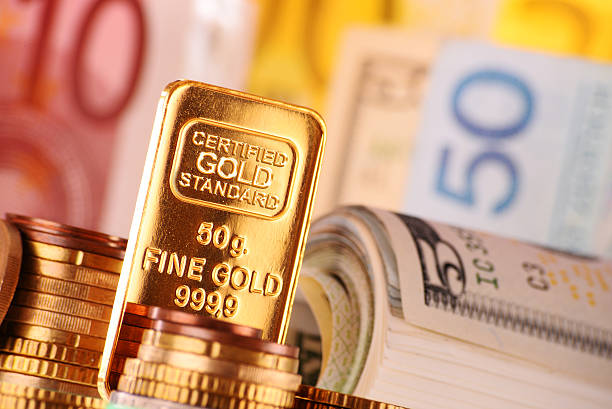 컴포지션 50 그램 골드바, banknotes 및 주화 - gold ingot coin bullion 뉴스 사진 이미지