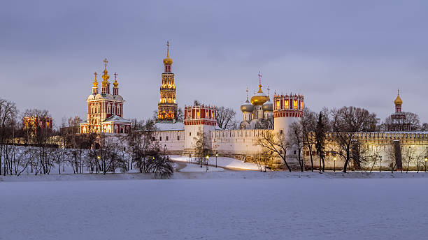 convento de novodevichy inverno noite - novodevichy convent imagens e fotografias de stock