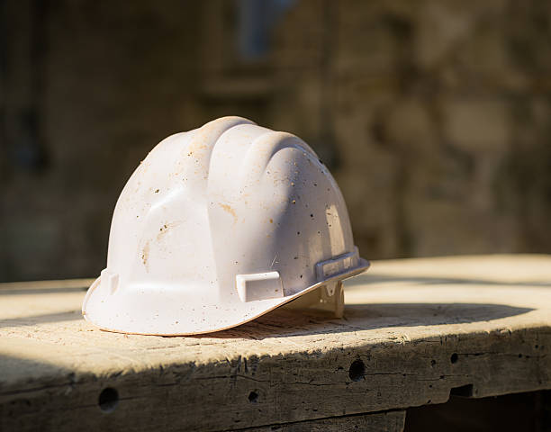 elmetto da cantiere in costruzione sito - white hardhat foto e immagini stock