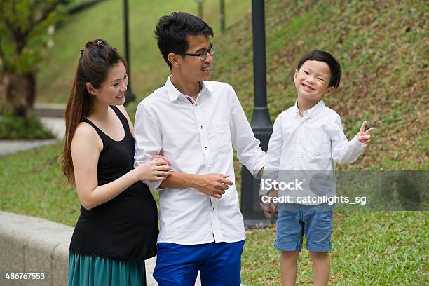 アジアの家族 - 20代のストックフォトや画像を多数ご用意 - 20代, 25-29歳, 4歳から5歳