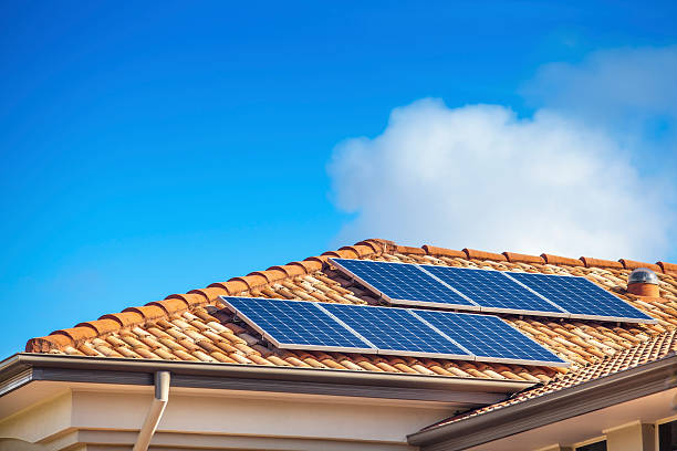 pannelli solari sulla casa - pannelli solari foto e immagini stock