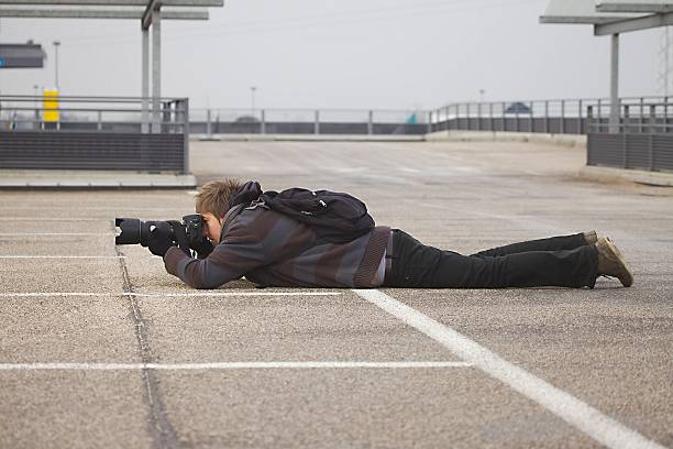 fotógrafo - reportage photographer photographing street imagens e fotografias de stock