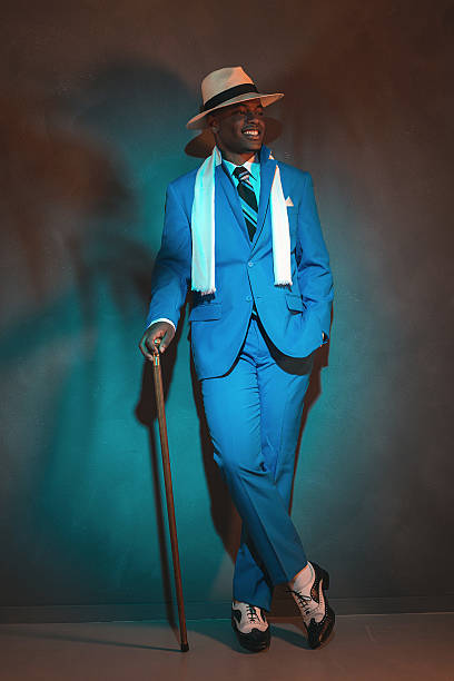 le dandy afro-américaine homme en costume bleu et chapeau de paille. - orange beauty serious retro revival photos et images de collection