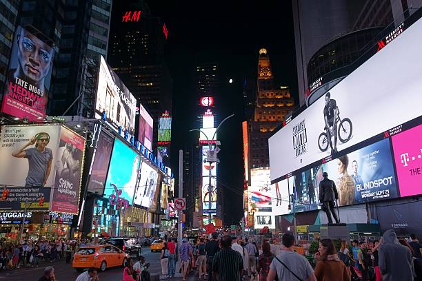 times square a broadway, a manhattan, new york - times square night broadway new york city foto e immagini stock