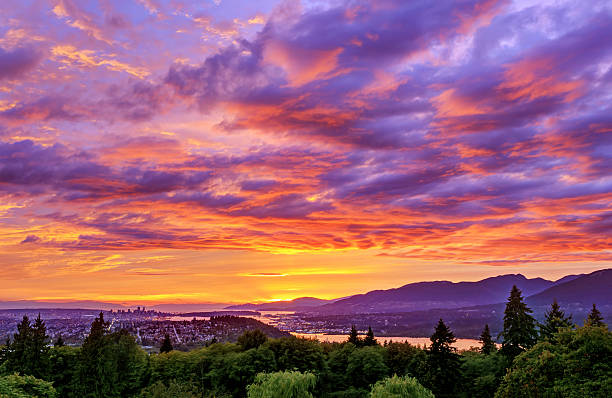 puesta de sol vista desde la montaña - urban scene canada city horizontal fotografías e imágenes de stock