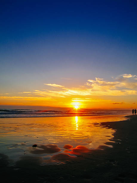 casal caminha ao longo da praia ao pôr do sol - men refreshment male summer imagens e fotografias de stock