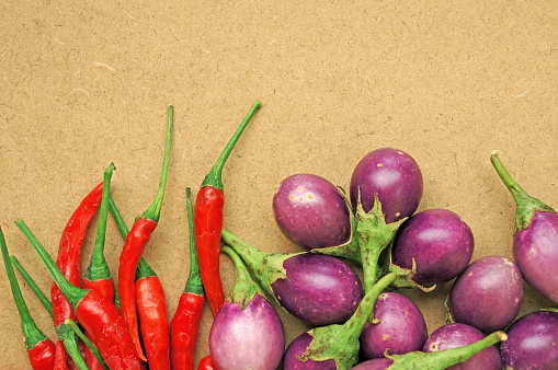 Bastidor de vegetales y tomates y el chile rojo photo