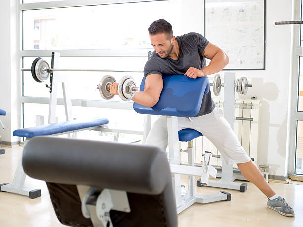 hombre joven en el gimnasio - ultimate fighting fotografías e imágenes de stock