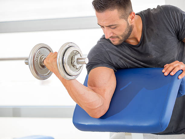 hombre joven en el gimnasio - ultimate fighting fotografías e imágenes de stock