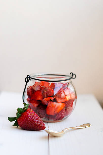 Fresas en una olla - foto de stock