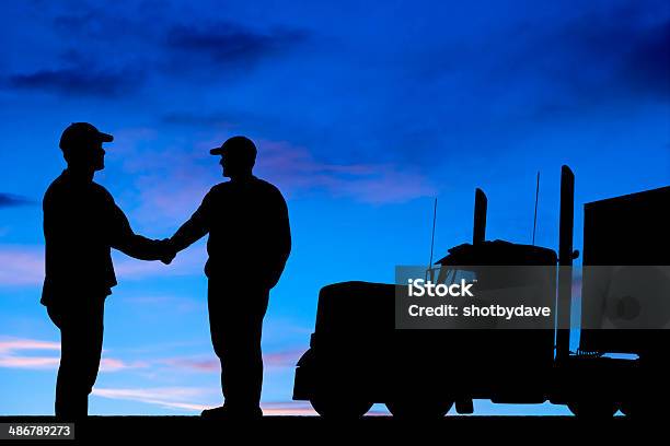 Silhouette Di Due Camionisti Agitano Le Mani - Fotografie stock e altre immagini di Camionista - Camionista, Stringersi la mano, Amicizia