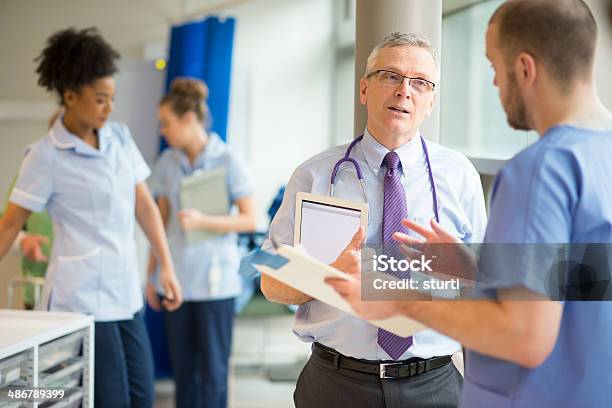 Doctor Hablando Con El Personal Médico Foto de stock y más banco de imágenes de 40-49 años - 40-49 años, 50-59 años, Adulto