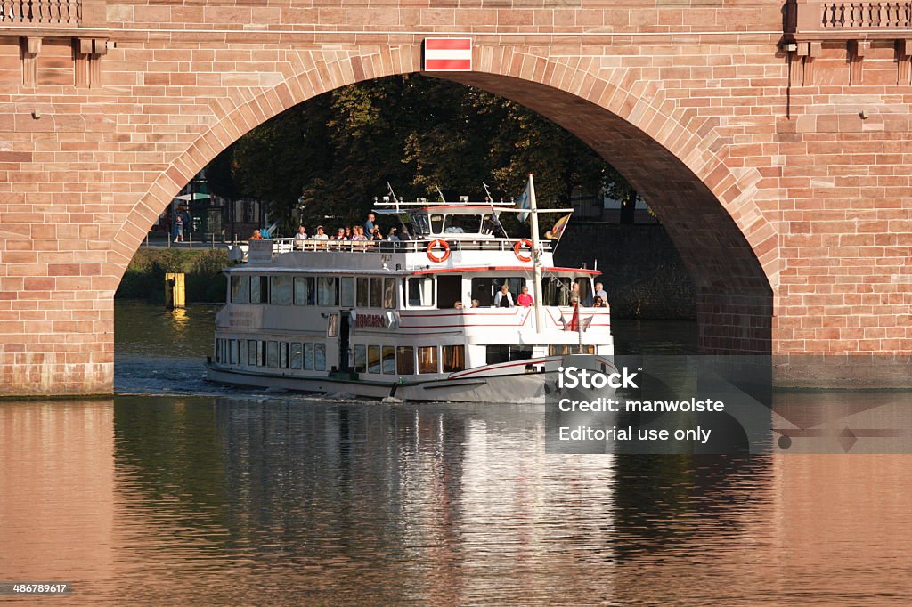 river cruise Schiff übergeben bridge - Lizenzfrei Architektur Stock-Foto